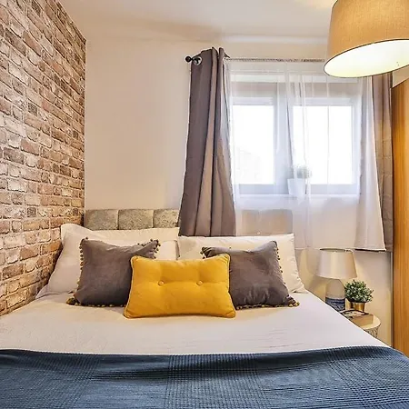 Holiday home George House-weeklystay-centrelocation-student-business-parking-sleep8 *